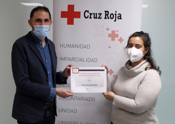 La Sociedad Navarra de Medicina Familiar y Comunitaria entrega 1.500 euros a Cruz Roja Navarra.