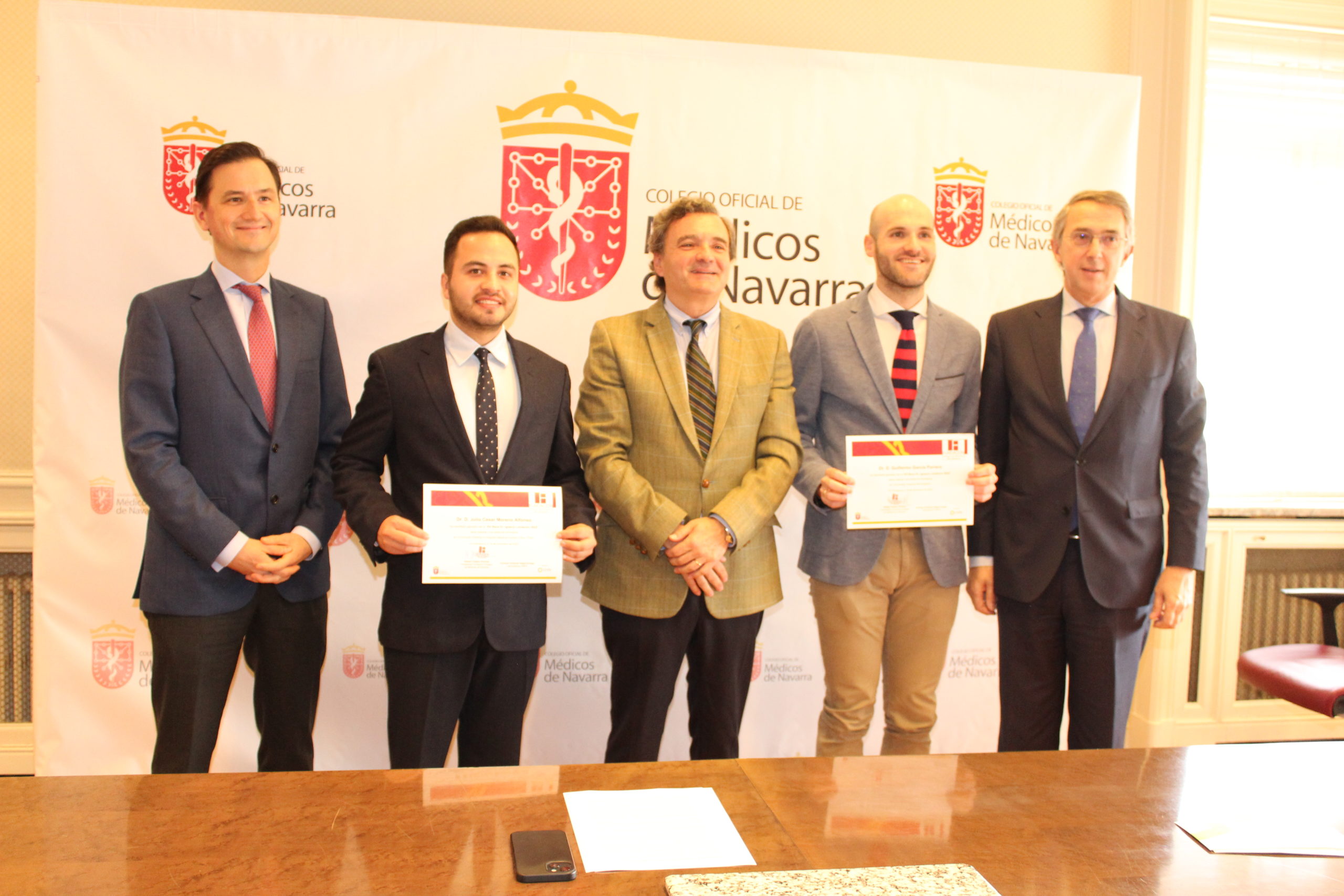 Guillermo García y Julio César Moreno ganan las Becas MIR 2022 del Colegio de Médicos de Navarra.