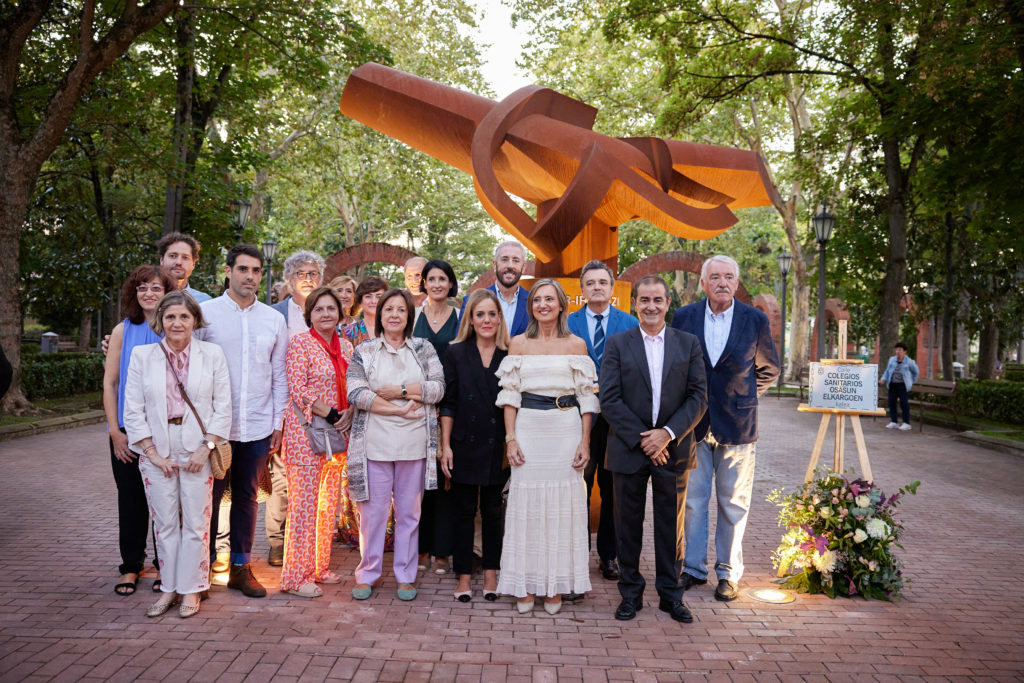 La escultura ‘Vencer/Irabazi’, de Faustino Aizkorbe, homenajea en el parque de la Media Luna a las víctimas de la COVID-19 y evoca la generosidad del personal sanitario.