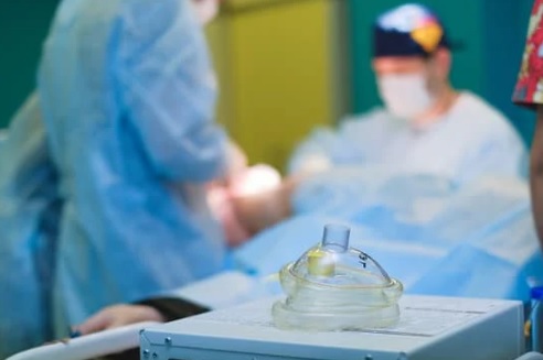 La OMC recomienda el uso de mascarillas en centros de salud y hospitales ante la incidencia de gripe, COVID y otros virus respiratorios.