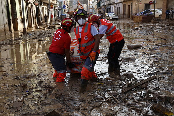 COMUNICADO: LAS PROFESIONES SANITARIAS, AL SERVICIO DE LAS AUTORIDADES, ORGANIZACIONES Y VÍCTIMAS DE LA DANA.