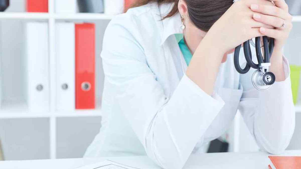 LA MITAD DE LOS MÉDICOS JÓVENES EN ESPAÑA SUFRE BURNOUT. EN NAVARRA SON EL 51,7% DE LOS ENCUESTADOS.