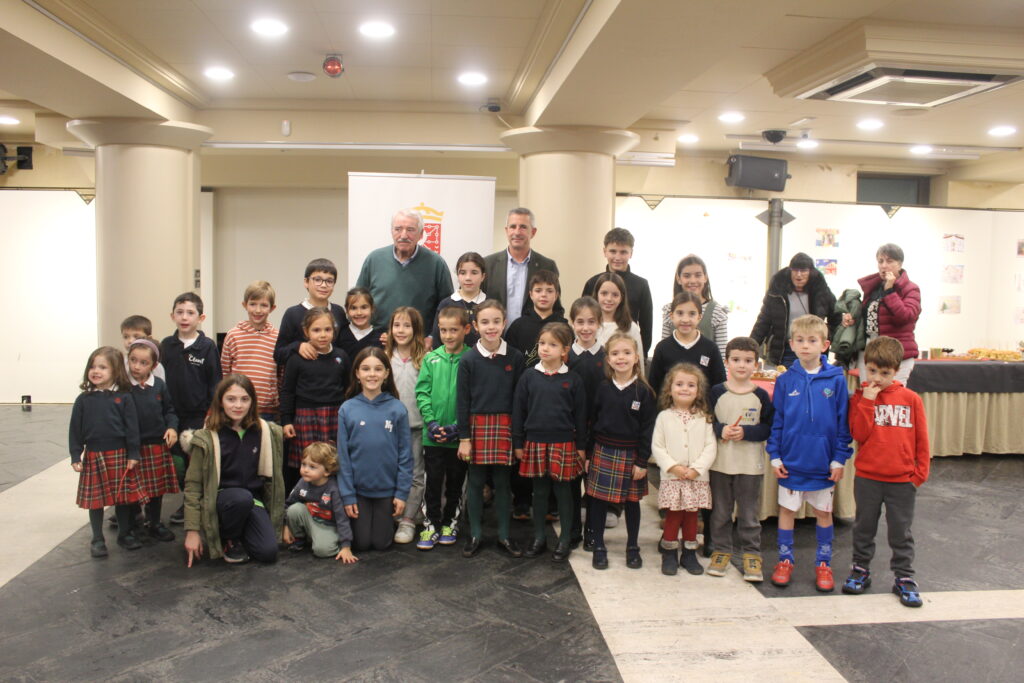 LOS HERMANOS ESPARZA GARCÍA PREMIADOS EN EL CERTAMEN DE DIBUJOS DE NAVIDAD 2025 DEL COLEGIO DE MÉDICOS.